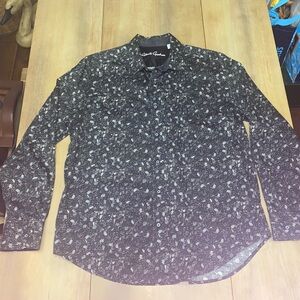 Robert Graham Black and Gray Patterned Button-Up Shirt